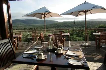 Von der Frühstücksterrasse der Lodge im Pumba Private Game Reserve aus haben Gäste alles im Blick.