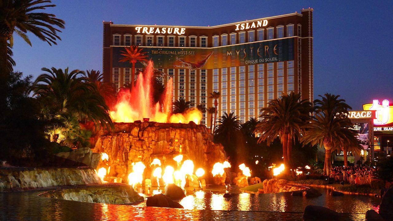 Vulkan vor dem Treasure Island in Las Vegas.